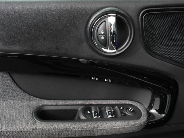 Mini COUNTRYMAN PHEV 2.0 Cooper S E ALL4 Classic | Navigatie | Parkeersensoren achter | Achteruitrij camera | Cruise Control | Airco | 17" Lichtmetalen Velgen | Dakrails | Verwarmde voorstoelen | LED