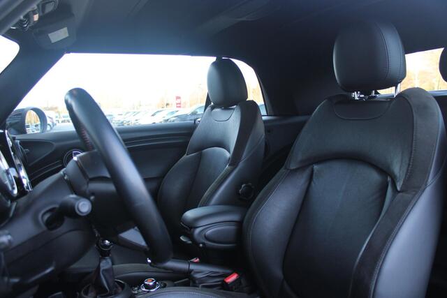 Mini John Cooper Works Mini Cabrio 1.5 136PK JCW | JOHN COOPER WORKS PAKKET | SPORTSTOELEN MET LEDEREN BEKLEDING EN STOELVERWARMING | NAVIGATIE | KEYLESS ENTRY / START | APPLE CARPLAY | PARKEERSENSOREN VOOR EN ACHTER | LED KOPLAMPEN | UNION JACK LED ACHTERLICHTEN | CLIMATE CON