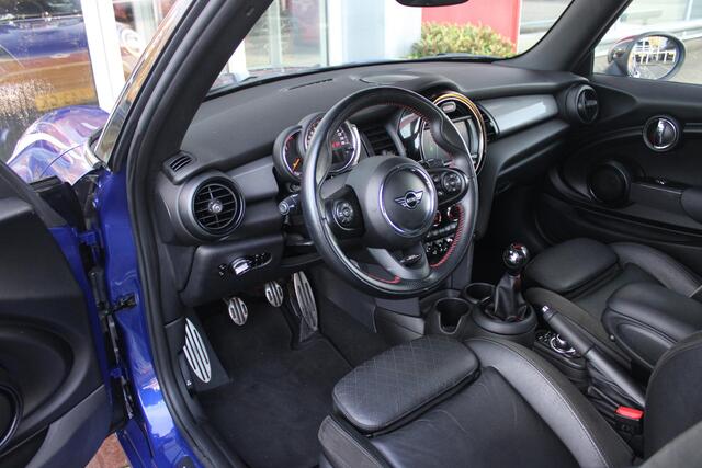 Mini John Cooper Works Mini Cabrio 1.5 136PK JCW | JOHN COOPER WORKS PAKKET | SPORTSTOELEN MET LEDEREN BEKLEDING EN STOELVERWARMING | NAVIGATIE | KEYLESS ENTRY / START | APPLE CARPLAY | PARKEERSENSOREN VOOR EN ACHTER | LED KOPLAMPEN | UNION JACK LED ACHTERLICHTEN | CLIMATE CON