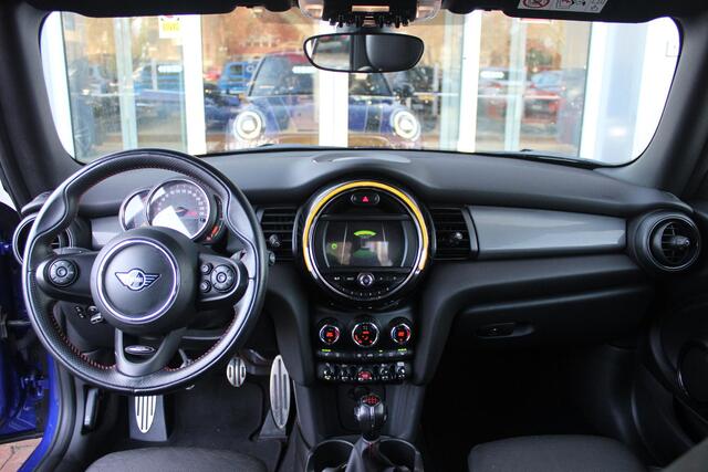Mini John Cooper Works Mini Cabrio 1.5 136PK JCW | JOHN COOPER WORKS PAKKET | SPORTSTOELEN MET LEDEREN BEKLEDING EN STOELVERWARMING | NAVIGATIE | KEYLESS ENTRY / START | APPLE CARPLAY | PARKEERSENSOREN VOOR EN ACHTER | LED KOPLAMPEN | UNION JACK LED ACHTERLICHTEN | CLIMATE CON