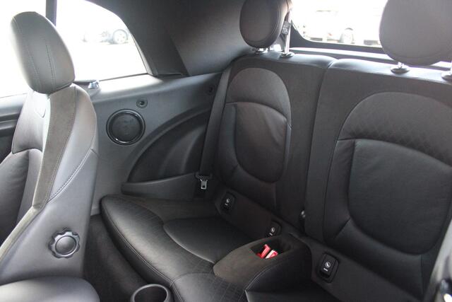 Mini John Cooper Works Mini Cabrio 1.5 136PK JCW | JOHN COOPER WORKS PAKKET | SPORTSTOELEN MET LEDEREN BEKLEDING EN STOELVERWARMING | NAVIGATIE | KEYLESS ENTRY / START | APPLE CARPLAY | PARKEERSENSOREN VOOR EN ACHTER | LED KOPLAMPEN | UNION JACK LED ACHTERLICHTEN | CLIMATE CON