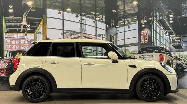 Mini MINI 1.5 CHILLI AUT LEDER HARM KARDON FACELIFT zeer luxe uitvoering