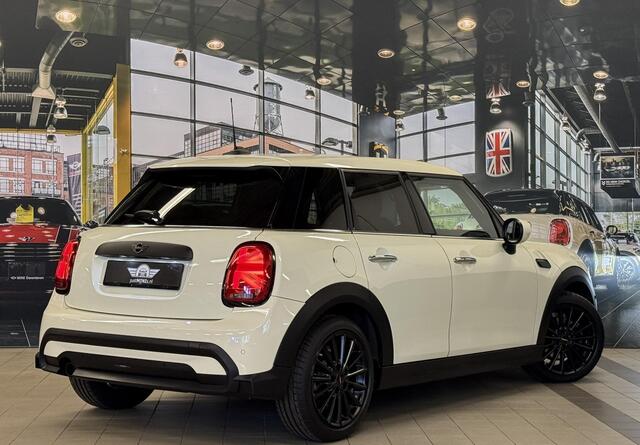Mini MINI 1.5 CHILLI AUT LEDER HARM KARDON FACELIFT zeer luxe uitvoering
