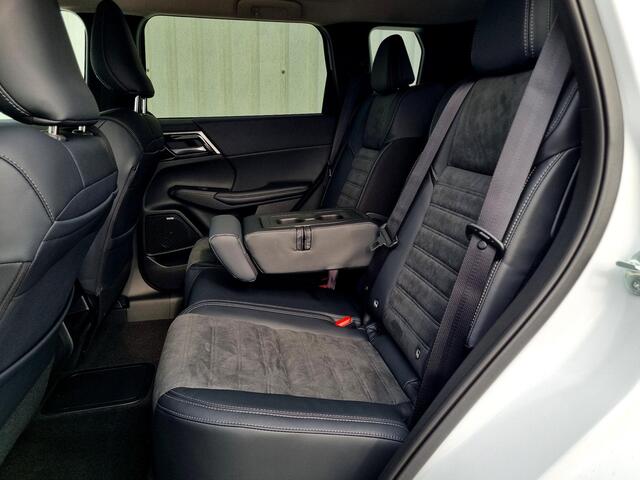 Mitsubishi OUTLANDER 2.4 PHEV Intense / Nieuw Model 2025 / ¤1000,- Early Buyer Bonus / Elektrische Range 86KM WLTP / 1600KG Trekgewicht / 8 Jaar Fabrieksgarantie