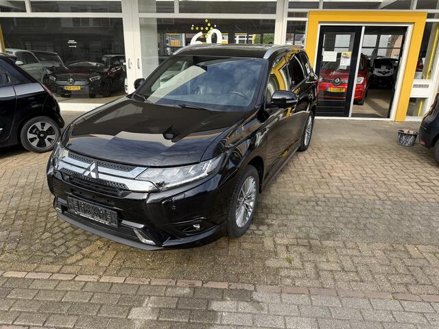 Mitsubishi OUTLANDER 2.4 PHEV Instyle NAVIGATIE CAMARA AIRCO ECC TREKHAAK LICHTM.VELGEN PARKERSENSOREN