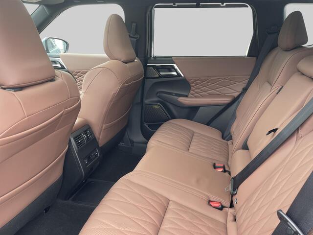 Mitsubishi OUTLANDER 2.4 PHEV Instyle+ Van ¤ 64.745,- voor ¤ 62.730,-