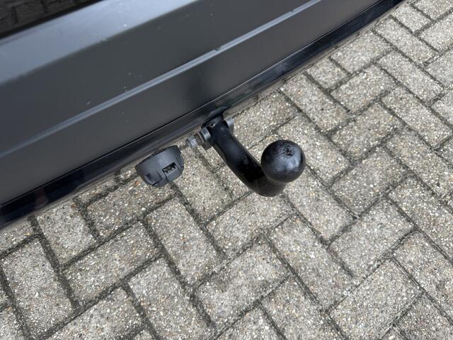 Mitsubishi OUTLANDER 2.0 Aut. 7-Persoons Black Edition Trekhaak/Open dak/Camera