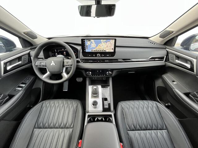 Mitsubishi OUTLANDER 2.4 PHEV Instyle Automaat / ¤3000,- Introductievoordeel / Elektrische Range 86 KM WLTP / Trekgewicht 1.600kg / 8 Jaar Fabrieksgarantie / HUD / Elektrisch Glazen Schuif- en Kanteldak / Elektrische Achterklep / Stuur- en Stoelverwarming / Stoelverkoeling /