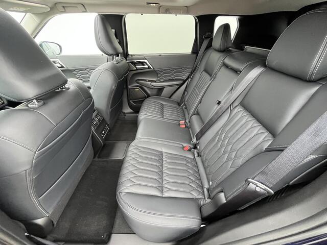 Mitsubishi OUTLANDER 2.4 PHEV Instyle Automaat / ¤3000,- Introductievoordeel / Elektrische Range 86 KM WLTP / Trekgewicht 1.600kg / 8 Jaar Fabrieksgarantie / HUD / Elektrisch Glazen Schuif- en Kanteldak / Elektrische Achterklep / Stuur- en Stoelverwarming / Stoelverkoeling /