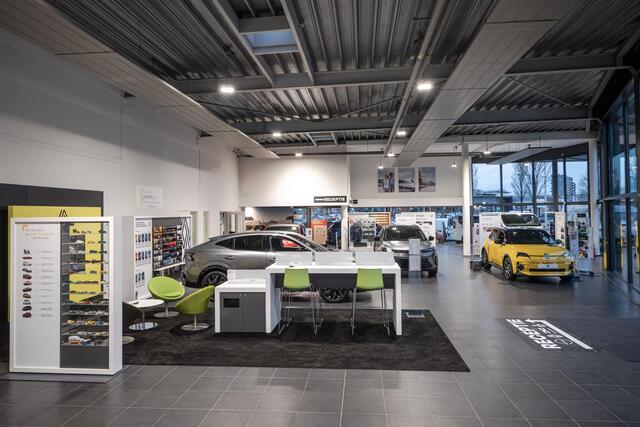 Mitsubishi OUTLANDER 2.4 PHEV Instyle+ | Trekhaak | Bruin lederen bekleding | Yamaha audio | Panoramadak | Stoelmassage |