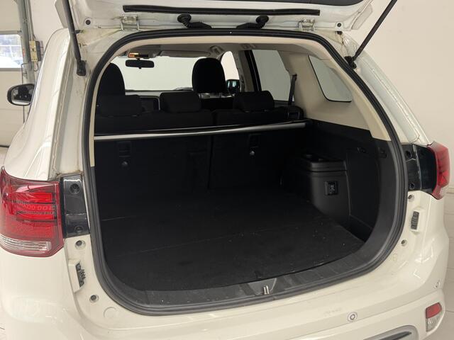 Mitsubishi OUTLANDER 2.4 PHEV Pure | Camera | Cruise control | Stoelverwarming |