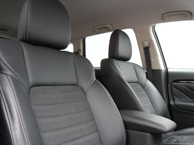 Mitsubishi OUTLANDER 2.4 Intense Plug In Hybrid 225pk Dealer O.H PHEV | Trekhaak Afneembaar | Alcantara Sportstoelen Verwarmd | Camera | Apple Carplay | Keyless | DAB |