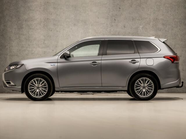 Mitsubishi OUTLANDER 2.4 PHEV Deluxe 240Pk Automaat (SCHUIFDAK, APPLE CARPLAY, NAVIGATIE, LEDER, STUUR/STOELVERWARMING, ELEK SPORTSTOELEN, 360 CAMERA, ADAPTIVE CRUISE, TREKHAAK, ZWART HEMEL, NIEUWSTAAT)