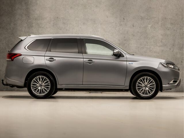 Mitsubishi OUTLANDER 2.4 PHEV Deluxe 240Pk Automaat (SCHUIFDAK, APPLE CARPLAY, NAVIGATIE, LEDER, STUUR/STOELVERWARMING, ELEK SPORTSTOELEN, 360 CAMERA, ADAPTIVE CRUISE, TREKHAAK, ZWART HEMEL, NIEUWSTAAT)