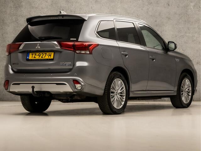 Mitsubishi OUTLANDER 2.4 PHEV Deluxe 240Pk Automaat (SCHUIFDAK, APPLE CARPLAY, NAVIGATIE, LEDER, STUUR/STOELVERWARMING, ELEK SPORTSTOELEN, 360 CAMERA, ADAPTIVE CRUISE, TREKHAAK, ZWART HEMEL, NIEUWSTAAT)