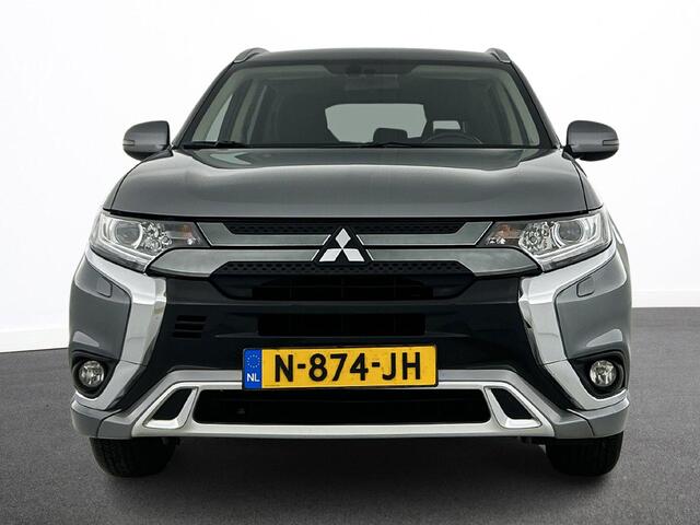 Mitsubishi OUTLANDER 2.4 PHEV 165kW Pure Auto. Trekhaak Navigatie Apple Carplay/Android Auto Camera Parkeersensoren Cruise Control Stoelverwarming Climate Control Lichtmetalen velgen Getinte ramen