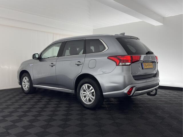 Mitsubishi OUTLANDER 2.0 PHEV Pure (INCL.BTW) Aut. *LEATHER-MICROFIBRE | COMFORTSEATS | CARPLAY | CAMERA | DAB+ | KEYLESS | PRIVACY-GLASS | SHFT-PADDLES | TOWBAR | 16''ALU*