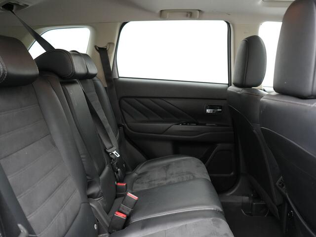 Mitsubishi OUTLANDER 2.4 Intense+ Plug In Hybrid 225pk Dealer O.H. PHEV | Trekhaak Afneembaar | Schuif-/Kanteldak | Camera | Sportstoelen & Stuur Verwarmd | LED Koplampen | Keyless | Apple Carplay | Blis | DAB |