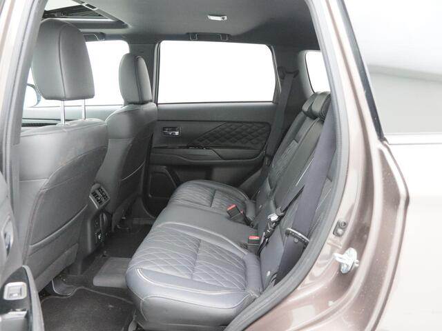 Mitsubishi OUTLANDER 2.4 PHEV S-Edition 135 Pk Automaat | Trekhaak | Panoramadak | 360° Camera | Volledig Zwart Leder | Adaptive Cruise | CarPlay | Elektrische Achterklep | 18 Inch