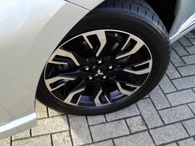 Mitsubishi OUTLANDER 2.4 PHEV Pure 4WD | 240 PK | 18" TWO TONE LICHTMETALEN WIELEN | AUTOMAAT | TREKHAAK | 1.500 KG TREKGEWICHT |