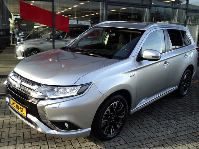 Mitsubishi OUTLANDER 2.4 PHEV Pure 4WD | 240 PK | 18" TWO TONE LICHTMETALEN WIELEN | AUTOMAAT | TREKHAAK | 1.500 KG TREKGEWICHT |