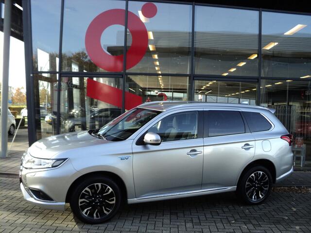 Mitsubishi OUTLANDER 2.4 PHEV Pure 4WD | 240 PK | 18" TWO TONE LICHTMETALEN WIELEN | AUTOMAAT | TREKHAAK | 1.500 KG TREKGEWICHT |
