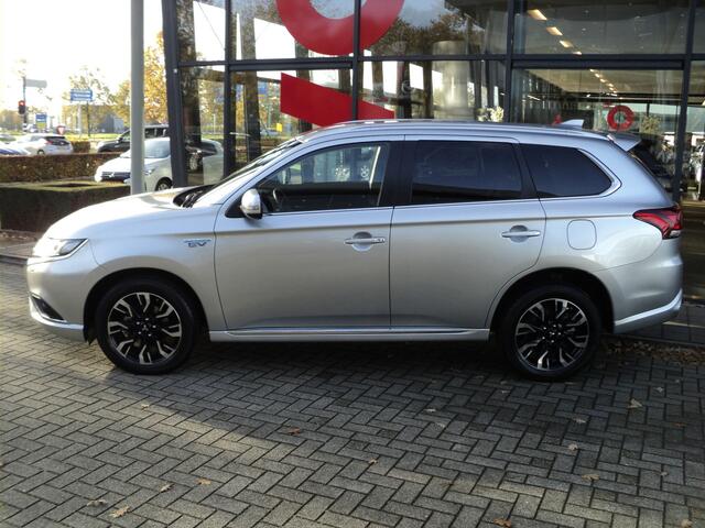 Mitsubishi OUTLANDER 2.4 PHEV Pure 4WD | 240 PK | 18" TWO TONE LICHTMETALEN WIELEN | AUTOMAAT | TREKHAAK | 1.500 KG TREKGEWICHT |