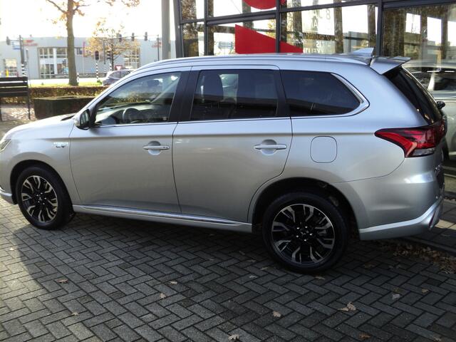 Mitsubishi OUTLANDER 2.4 PHEV Pure 4WD | 240 PK | 18" TWO TONE LICHTMETALEN WIELEN | AUTOMAAT | TREKHAAK | 1.500 KG TREKGEWICHT |