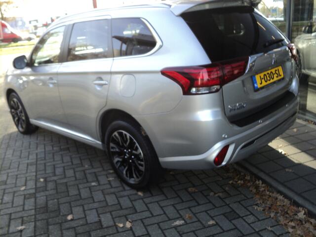 Mitsubishi OUTLANDER 2.4 PHEV Pure 4WD | 240 PK | 18" TWO TONE LICHTMETALEN WIELEN | AUTOMAAT | TREKHAAK | 1.500 KG TREKGEWICHT |