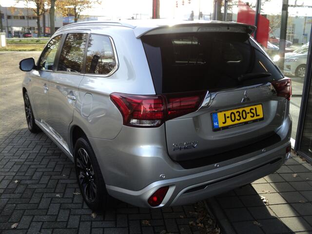 Mitsubishi OUTLANDER 2.4 PHEV Pure 4WD | 240 PK | 18" TWO TONE LICHTMETALEN WIELEN | AUTOMAAT | TREKHAAK | 1.500 KG TREKGEWICHT |