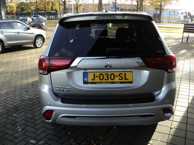 Mitsubishi OUTLANDER 2.4 PHEV Pure 4WD | 240 PK | 18" TWO TONE LICHTMETALEN WIELEN | AUTOMAAT | TREKHAAK | 1.500 KG TREKGEWICHT |