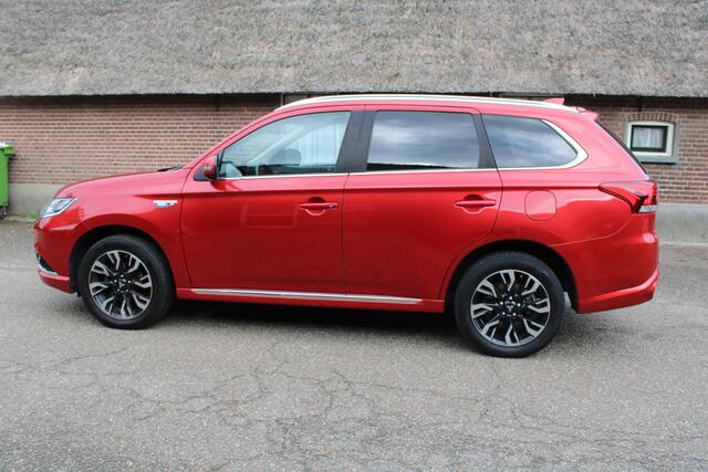 Mitsubishi OUTLANDER 2.0 PHEV Premium 4WD NAVI TREKHAAK ECC 112000KM!!