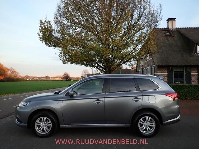 Mitsubishi OUTLANDER 2.4 PHEV Pure KEYLESS/TREKHAAK/CAMERA/CARPLAY