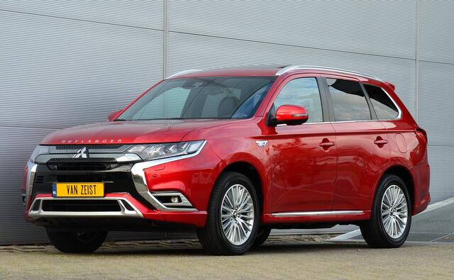 Mitsubishi OUTLANDER PHEV 2.4 INSTYLE 4WD | PLUG IN HYBRID | V2G | FULL OPTIONS | SCHUIFDAK | ADAPTIEF CRUISE | TREKHAAK 1500KG | FABRIEKSGARANTIE TOT 17-09-2029* | ALL IN RIJKLAAPRIJS