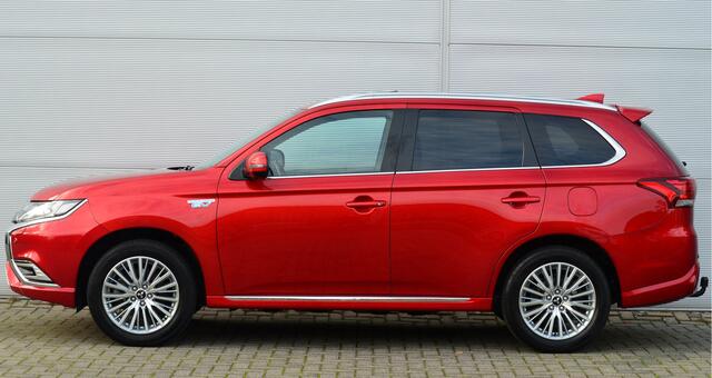 Mitsubishi OUTLANDER PHEV 2.4 INSTYLE 4WD | PLUG IN HYBRID | V2G | FULL OPTIONS | SCHUIFDAK | ADAPTIEF CRUISE | TREKHAAK 1500KG | FABRIEKSGARANTIE TOT 17-09-2029* | ALL IN RIJKLAAPRIJS