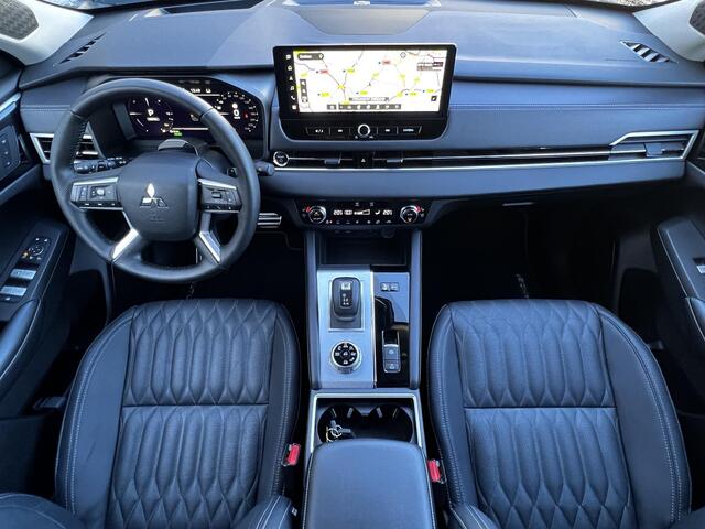 Mitsubishi OUTLANDER 2.4 PHEV Instyle / Fabrieksgarantie tot 04-2033 / Panorama schuifdak / 1.600 kg Trekhaak / HUD / Camera 360° / Elektrische stoelen en klep / Stuur-, stoel- en achterbankverwarming / Leder / 20"LM wielen /