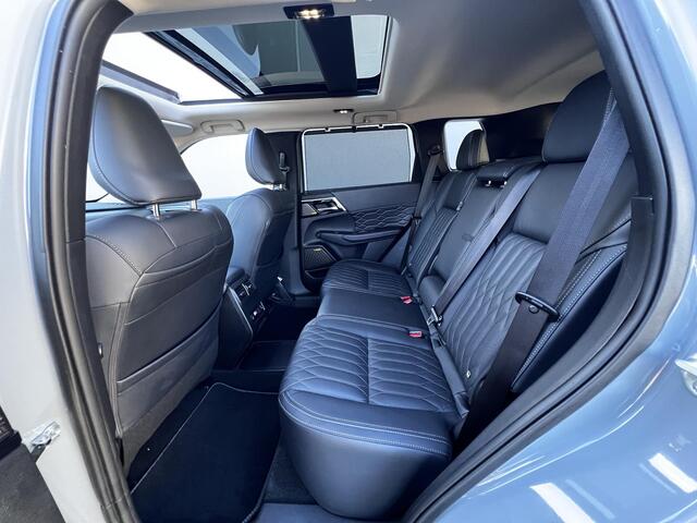 Mitsubishi OUTLANDER 2.4 PHEV Instyle / Fabrieksgarantie tot 04-2033 / Panorama schuifdak / 1.600 kg Trekhaak / HUD / Camera 360° / Elektrische stoelen en klep / Stuur-, stoel- en achterbankverwarming / Leder / 20"LM wielen /