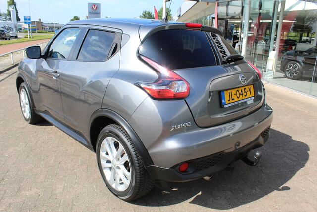 Nissan JUKE 1.2-116pk DIG-T S/S N-Connecta. Erg nette en goed onderhouden hoogzitter. Afkomstig van de eerste eigenaar ! Autm. airco, metallic lak, LM wielen, camera, navigatie, telefoonvoorb., trekhaak + afn. kogel, cruise control, privacy glass etc.