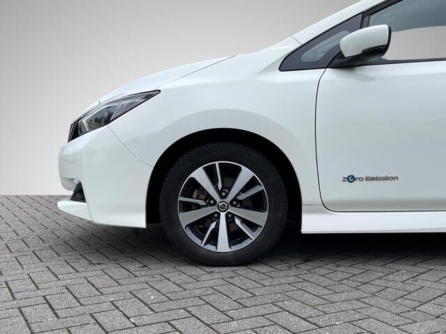 Nissan LEAF Acenta 40 kWh *¤2.000 SUBSIDIE MOGELIJK!* | Navigatie | Camera | Adapt. Cruise Control | Apple Carplay/Android Auto | Keyless Entry | Dodehoek Detectie | Rijklaarprijs!