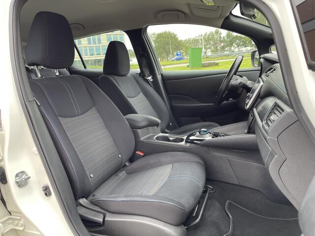 Nissan LEAF Acenta 40 kWh *¤2.000 SUBSIDIE MOGELIJK!* | Navigatie | Camera | Adapt. Cruise Control | Apple Carplay/Android Auto | Keyless Entry | Dodehoek Detectie | Rijklaarprijs!