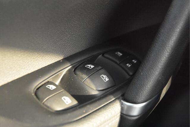 Nissan QASHQAI 1.3 DIG-T Tekna | Nappa | Trekhaak |