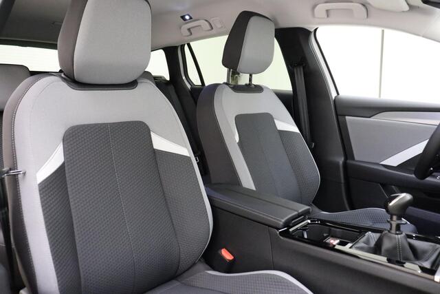 Opel ASTRA Sports Tourer 1.2 Turbo Business Edition | Climate control | Navigatie | Camera achter | Stoel en stuurverwarming | AGR stoel links | Privacy glass achter |