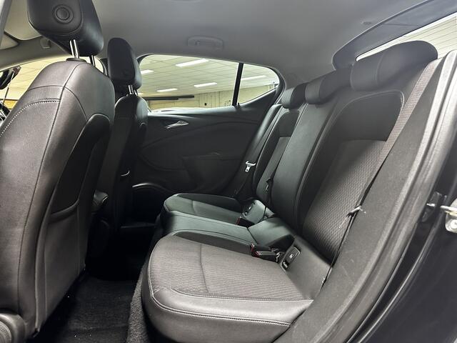 Opel ASTRA 1.6 CDTI Innovation/ 136pk!/ Trekhaak/ Sportstoelen/ 17'' LMV/ Camera/ Dode-Hoek DET./ Half-Leder/ Lane-Assist./ Keyless/ Apple + Android/ Navi/ PDC V+A/ DAB+/ Clima/ Cruise/ Multi. LEDER. Stuur/ Extra getint gla