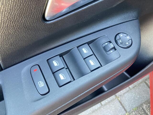 Opel CORSA 1.2 Turbo 110pk Hybrid Automaat Yes | Navi via Apple Carplay / Android Auto | Cruise control | LED koplampen | Parkeersensoren | Sportstoelen | Stoel- en Stuurverwarming | Zwart dak | Demo