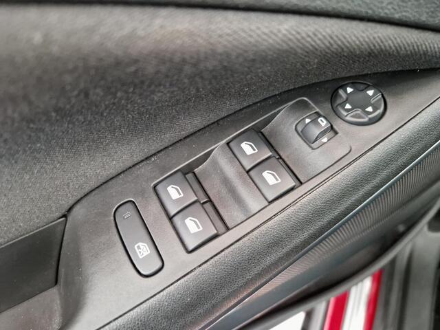 Opel Crossland 1.2 Turbo Design & Tech Automaat | Stoelverwarming | Achteruitrijcamera | Parkeersensoren voor en achter | Stuurwielverwarming | Apple Carplay/Android Auto