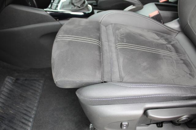 Opel Crossland 1.2-110pk Turbo 'Elegance'. Mooie en luxe hoogzitter met weinig km's ! Volautm. airco dual, cruise control, camera, comfortstoelen, metallic lak, LM wielen, navigatie, telefoonvoorb., lane- en side assist, parkeersensoren v+a, LED verlichting etc.