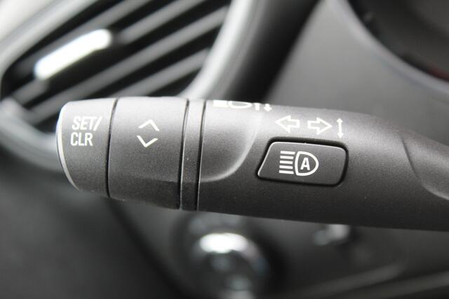 Opel Crossland 1.2-110pk Turbo 'Elegance'. Mooie en luxe hoogzitter met weinig km's ! Volautm. airco dual, cruise control, camera, comfortstoelen, metallic lak, LM wielen, navigatie, telefoonvoorb., lane- en side assist, parkeersensoren v+a, LED verlichting etc.