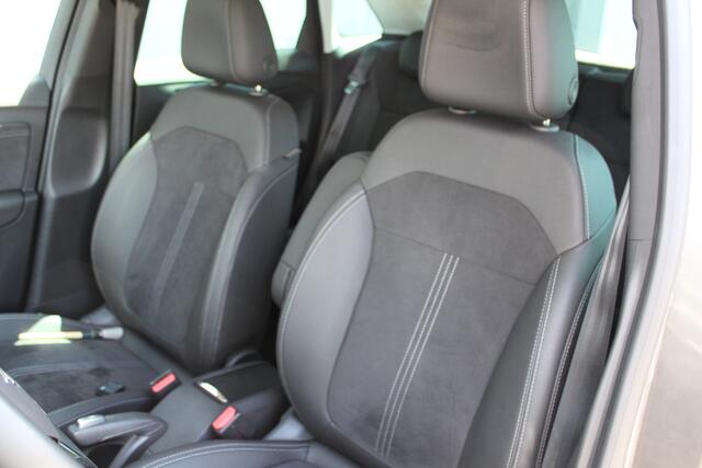 Opel Crossland 1.2-110pk Turbo 'Elegance'. Mooie en luxe hoogzitter met weinig km's ! Volautm. airco dual, cruise control, camera, comfortstoelen, metallic lak, LM wielen, navigatie, telefoonvoorb., lane- en side assist, parkeersensoren v+a, LED verlichting etc.