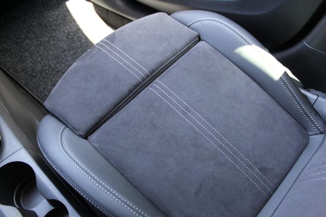 Opel Crossland 1.2-110pk Turbo 'Elegance'. Mooie en luxe hoogzitter met weinig km's ! Volautm. airco dual, cruise control, camera, comfortstoelen, metallic lak, LM wielen, navigatie, telefoonvoorb., lane- en side assist, parkeersensoren v+a, LED verlichting etc.