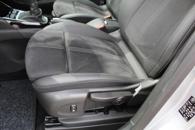 Opel Crossland 1.2-110pk Turbo 'Elegance'. Mooie en luxe hoogzitter met weinig km's ! Volautm. airco dual, cruise control, camera, comfortstoelen, metallic lak, LM wielen, navigatie, telefoonvoorb., lane- en side assist, parkeersensoren v+a, LED verlichting etc.